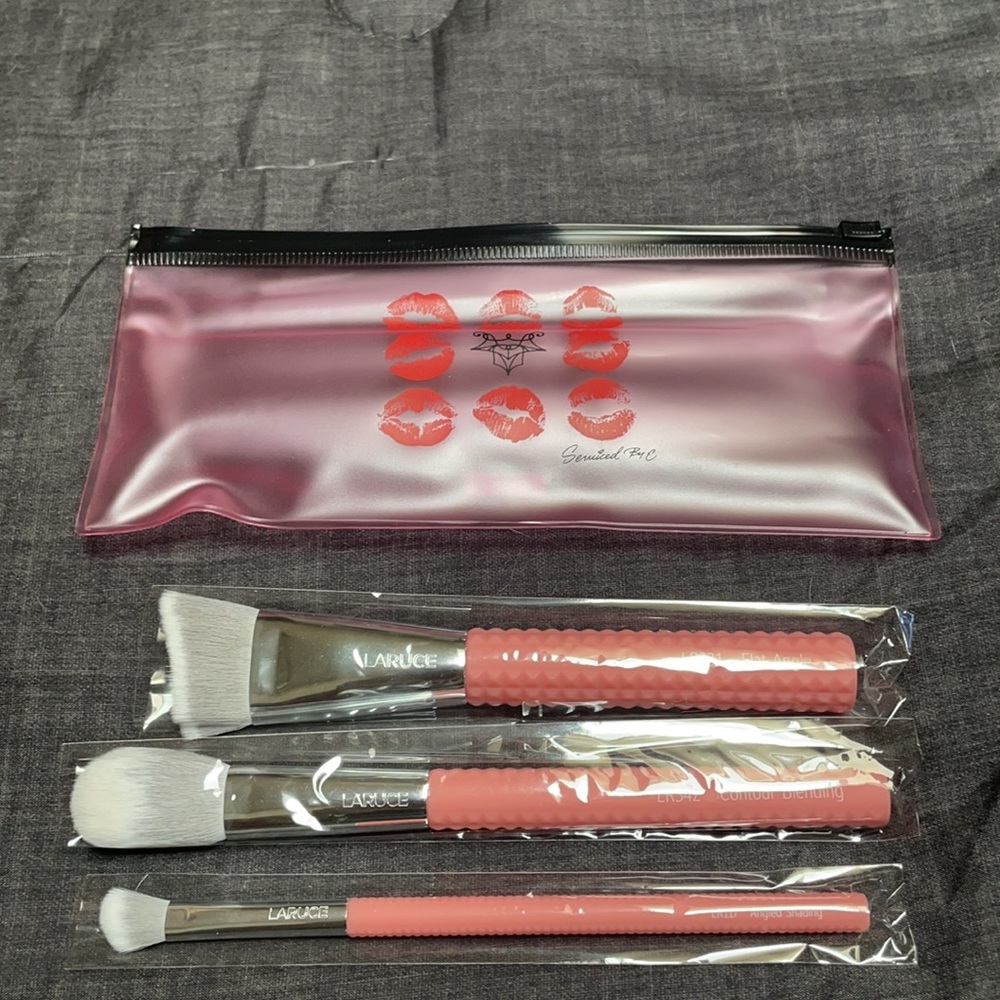 LARUCE BEAUTY | 3-Piece Contour Brush Set w/Limited Edition Pouch